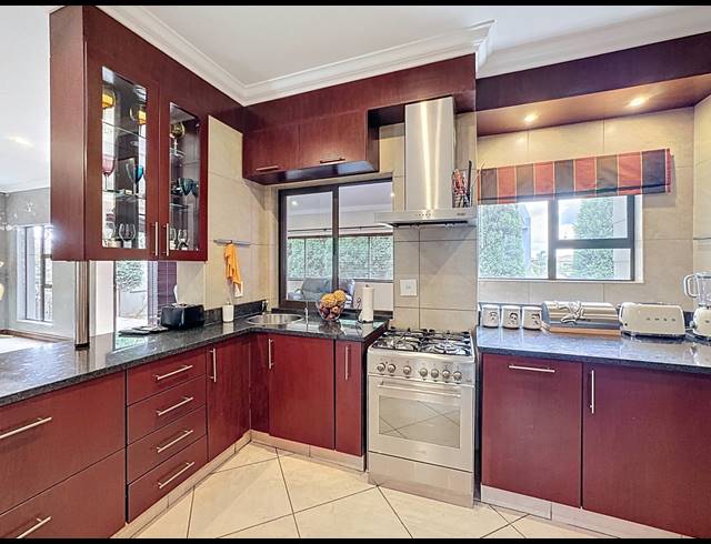 4 BEDROOM HOUSE TO LET IN LEEUWENHOF ESTATE